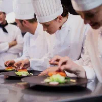 جذب کمک آشپز و سالن دار آقا و خانم‌ در گلسار