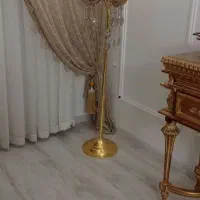 چراغ خواب کنار سالنی