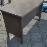 میز چوبی محکم