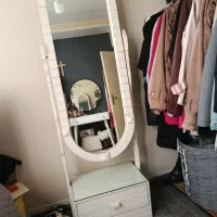 آینه قدی درحد نو می‌باشد سفید