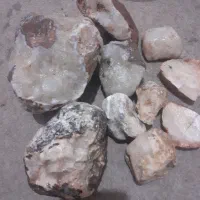 تعدادی سنگ کوارتز