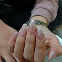 خدمات کاشت ناخن