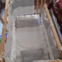 تخت نوزاد کنار مادر