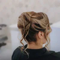 میکاپ و شینیون vip عروس و همراهی مجلسی|خدمات آرایشگری و زیبایی|کرمان, |دیوار