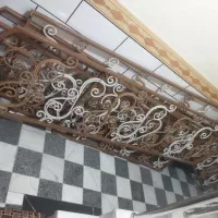 نرده کنار پله آهنی