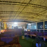 استخدام قلیان زن در کافه مروارید