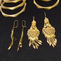 مقداری بدلیجات والنگوی طلا روس