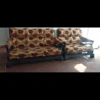 یک دست مبل راحتی وچوب خیلی خیلی محکم کار کرده