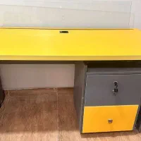 میز تحریر در حد نو