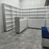 تعدادی قفسه پیشخوان موجود