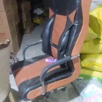 صندلی و میز و دو عدد صندلی مدیریتی با عسلی