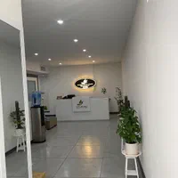 کانتر‌پذیرش mdf هایگلاس با شیشه‌ رویی|آرایشگاه و سالن‌های زیبایی|تهران, جردن|دیوار