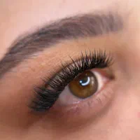 تخفیف ویژه خدمات حرفه‌ای کاشت هیدن مژه و لیفت ابرو