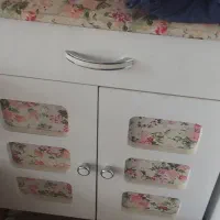 میز اتو‌ و چرخ‌ خیاطی‌ نو‌ و سالم‌