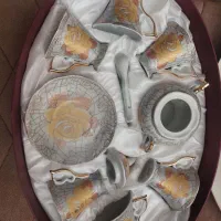 سروریس چای یا قهوه خوری زیبا و یک گلدان زیبا|ظروف سرو و پذیرایی|شاهین‌شهر, نسیم ۵|دیوار