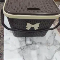 سبد پیک‌نیک و کاسه سفالی