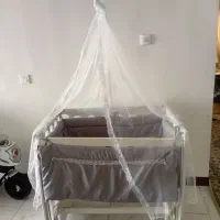 تخت کنار مادر گهواره