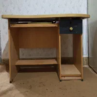 جاکفشی و میز کامپیوتر