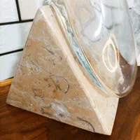 گلدان هرمی شیشه ای|گل مصنوعی|آفتاب, |دیوار