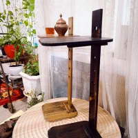 میز چوبی کنار مبلی