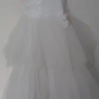 لباس عروس و مجلسی مزونی۶ یا ۷ ساله کاملا تمیز و نو