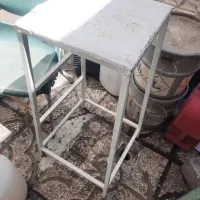 یک عدد چهار پایه اهنی مقاوم