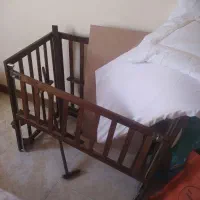 تخت کنار مادر