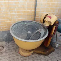 یه دستگاه خمیرکنی ویه میز تلوزیون