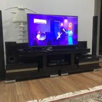 تلویزیون ۴۲ اینچ با سینمای خانواده و میز تلویزیون