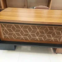 یک عدد میز کارمندی خیلی شیک در حد نو