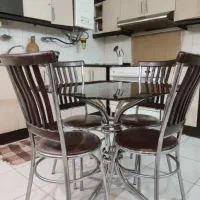 میز و صندلی ۴نفره .در حد نو استیل درجه ۱