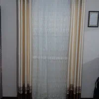 پرده ساتن کرم قهوای در حدنو با چوب پرده اش