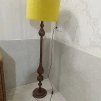 آباژور ایستاده