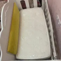 تخت کنار مادر