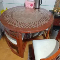 .میز غذا خوری گرد و کم جا.