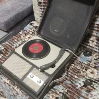 یک دستگاه گرامافون قدیمی