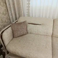 یک عدد  مبل سه نفره ی راحتی