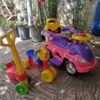 ماشین کودک و تعدادی اسباب بازی