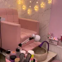 یک عدد سرشور و صندلی پدیکور صورتی سالم