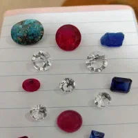 یاقوت نچرال قرمز و آبی کبود و موزنایت