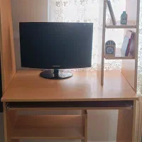 میز تحریر و کامپیوتر