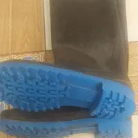 ۱جفت کفش نوک آهنی و دو جفت چکمه های نپوشیده شده