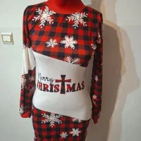 تعداد زیادی لباس و مانتو