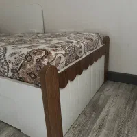 تخت خواب یک نفره با تشک ودوعددحفاظ چوبی