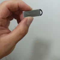 فلش ۱۶ گیگ سالم در حد نو