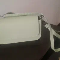 یک عدد کیف به رنگ سبز