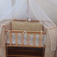 گهواره تخت نوزاد کنار مادر