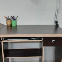 میز تحریر و کامپیوتر به همراه صندلی در حد نو