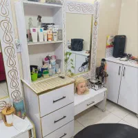 ویترین و صندلی آرایشگاه زنانه