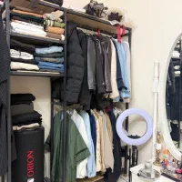 کنار سالنی ،، ساعت ، میز ،